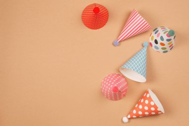 Kahverengi arka planda renkli bir doğum günü şapkası. Boşluğu kopyala. 