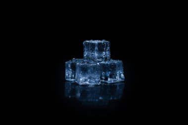 Siyah arkaplanda buz kristal küpleri, metin veya tasarım için boşluk.