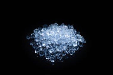 Siyah arkaplanda buz kristal küpleri, metin veya tasarım için boşluk.