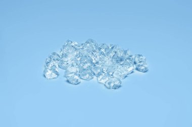 Buz kristal küpleri, metin veya tasarım için boşluk.