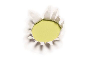 Yeşil arkaplandaki beyaz kağıtta bir delik, boşluğu kopyala. 