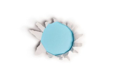 Mavi arkaplandaki beyaz kağıtta bir delik, boşluğu kopyala. 