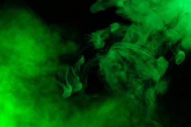 Siyah arka planda yeşil buhar. Boşluğu kopyala.