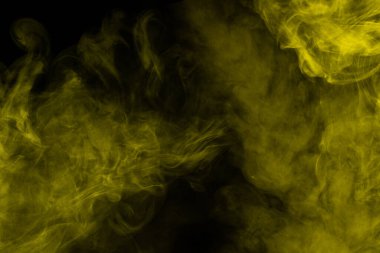 Siyah arka planda sarı buhar. Boşluğu kopyala.