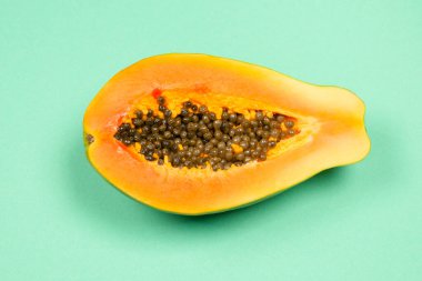 Yeşil arka planda kadın ellerinde Papaya meyvesi. Tropik meyve. Yarım papaya.. 