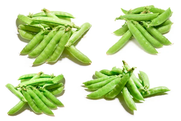白い背景に隔離された新鮮なエンドウ豆の鞘 — ストック写真