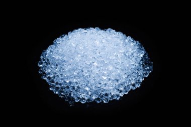 Siyah arkaplanda buz kristal küpleri, metin veya tasarım için boşluk.