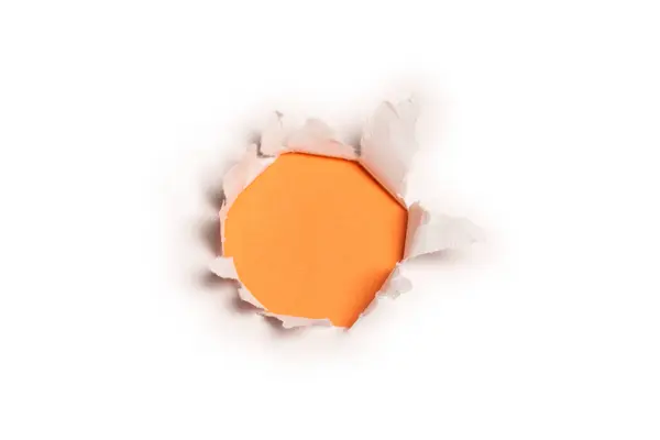 Dziura Białym Papierze Pomarańczowym Tle Przestrzeń Kopiowania — Zdjęcie stockowe