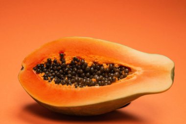 Turuncu arka planda Papaya meyvesi. Tropik meyve. Yarım papaya.. 