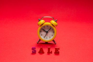 Kırmızı bir arka planda satılık metin. Uzayı kopyala Satış afişi. 