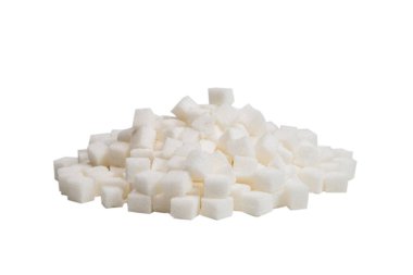 Beyaz arkaplanda izole edilmiş bir küp şeker yığını. 