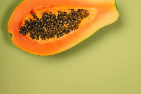 Papaya Gyümölcs Zöld Háttérrel Trópusi Gyümölcs Félig Papaya — Stock Fotó