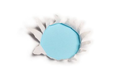 Mavi arkaplandaki beyaz kağıtta bir delik, boşluğu kopyala. 