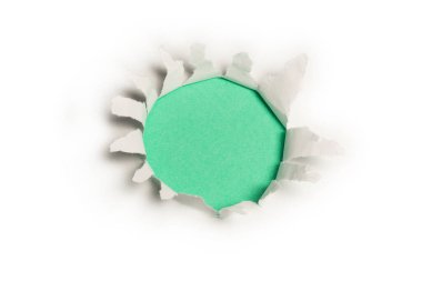 Yeşil arkaplandaki beyaz kağıtta bir delik, boşluğu kopyala. 