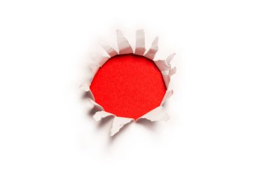 Kırmızı arkaplanda beyaz kağıtta bir delik, boşluğu kopyala. 