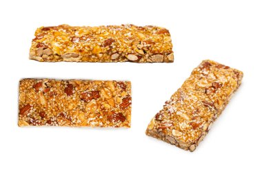 Beyaz arka planda izole edilmiş fındık karışımlı bir bar. Üst görünüm. 