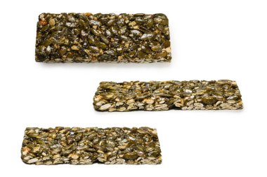 Beyaz arka planda fındıklı bar. Balkabağı tohumu barı. Üst görünüm. 