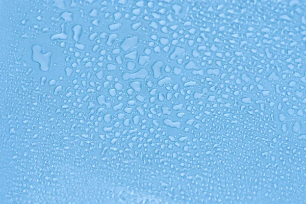 水滴付きブルーガラス 濡れたガラス スペースのコピー — ストック写真