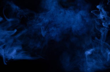 Siyah arka planda mavi ve pembe buhar. Boşluğu kopyala.