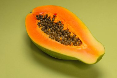 Yeşil arka planda Papaya meyvesi. Tropik meyve. Yarım papaya.. 