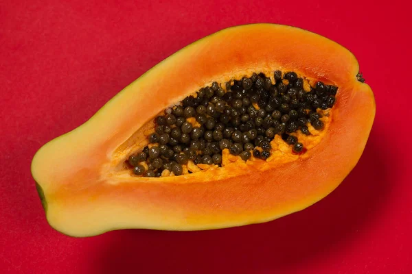 オレンジ色の背景にパパイヤの果物 熱帯果実 半パパイヤ — ストック写真