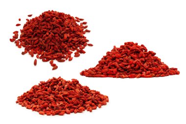 Kırmızı böğürtlen grubu beyaz arka planda izole edilmiş.. 