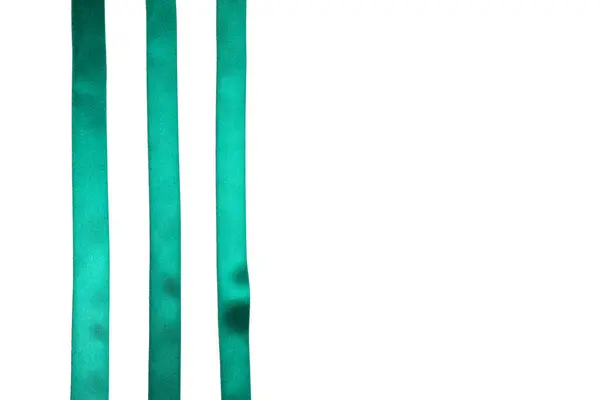 白色背景的绿丝带 — 图库照片