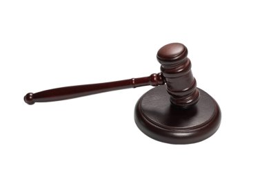 Tahta yargıç tokmak ve ses panosu beyaz arka planda izole edildi. Hukuk sistemi kavramsal.