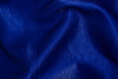 Arka plan olarak mor parlak kumaş. Üst görünüm.