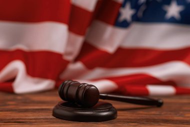 Tahta Yargıç Tokmak ve Amerikan bayrağı arka planında ses panosu. Hukuk sistemi kavramsal.