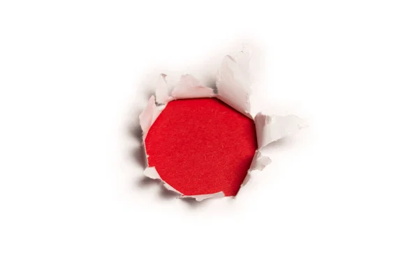 Dziura Białym Papierze Czerwonym Tle Przestrzeń Kopiowania — Zdjęcie stockowe