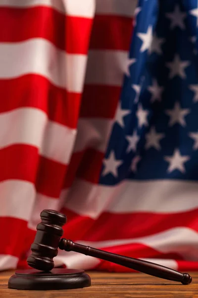 Деревянный Судья Молоток Звуковая Доска Фоне Американского Флага Концептуальная Система — стоковое фото