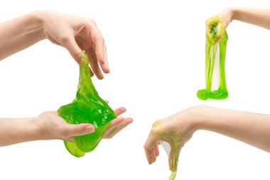 Yeşil sümüklü oyuncak beyaz ellerle izole edilmiş kadında.