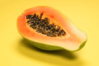 Sarı arka planda Papaya meyvesi. Tropik meyve. Yarım papaya.. 