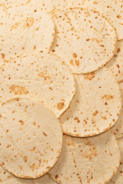 Pitta ekmeği beyaz arka planda izole edilmiş. Üst görünüm. 