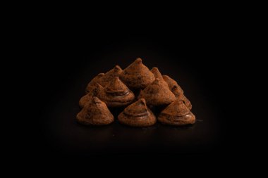 Siyah arka planda çikolatalı trüf. Çikolatalı şekerler.. 