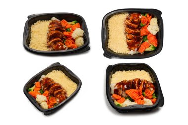 Konteynırda yemek hazır. Teriyaki soslu haşlanmış tavuk, haşlanmış havuç, lahana ve yulaf lapası. Beyaz bir arkaplanda izole edilmiş. 