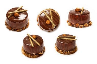 Beyaz arka planda izole edilmiş çikolata ve karamel kek. Üst görünüm. 