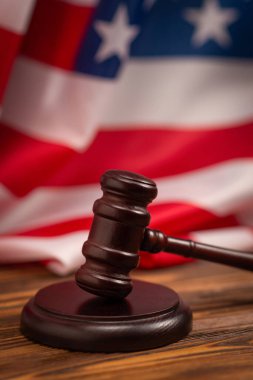 Tahta Yargıç Tokmak ve Amerikan bayrağı arka planında ses panosu. Hukuk sistemi kavramsal.