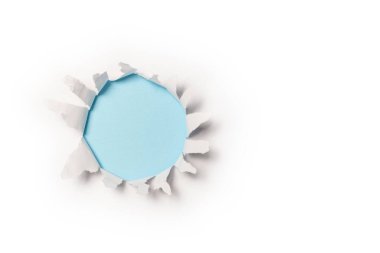 Mavi arkaplandaki beyaz kağıtta bir delik, boşluğu kopyala. 