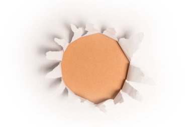 Turuncu arkaplandaki beyaz kağıtta bir delik, boşluğu kopyala. 