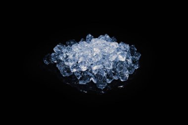 Siyah arkaplanda buz kristal küpleri, metin veya tasarım için boşluk.