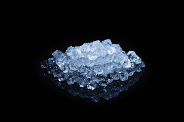 Siyah arkaplanda buz kristal küpleri, metin veya tasarım için boşluk.