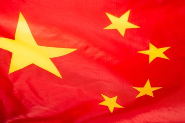 Arka planda Çin bayrağı sallanıyor. İzole edilmiş. 