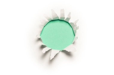 Yeşil arkaplandaki beyaz kağıtta bir delik, boşluğu kopyala. 