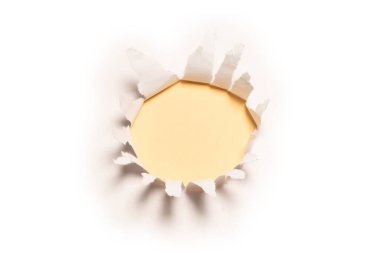 Sarı arkaplandaki beyaz kağıtta bir delik, boşluğu kopyala. 