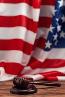 Tahta Yargıç Tokmak ve Amerikan bayrağı arka planında ses panosu. Hukuk sistemi kavramsal.
