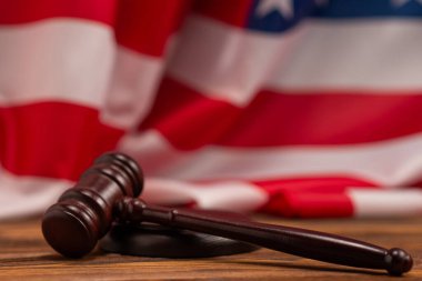 Tahta Yargıç Tokmak ve Amerikan bayrağı arka planında ses panosu. Hukuk sistemi kavramsal.
