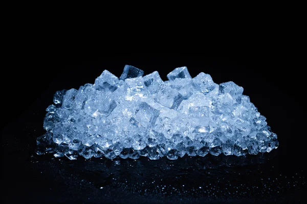 Eiskristallwürfel Auf Schwarzem Hintergrund Platz Für Text Oder Design — Stockfoto