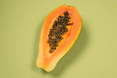 Yeşil arka planda Papaya meyvesi. Tropik meyve. Yarım papaya.. 
